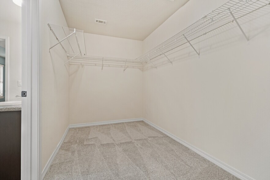 Building Photo - 5555 Peach Dr