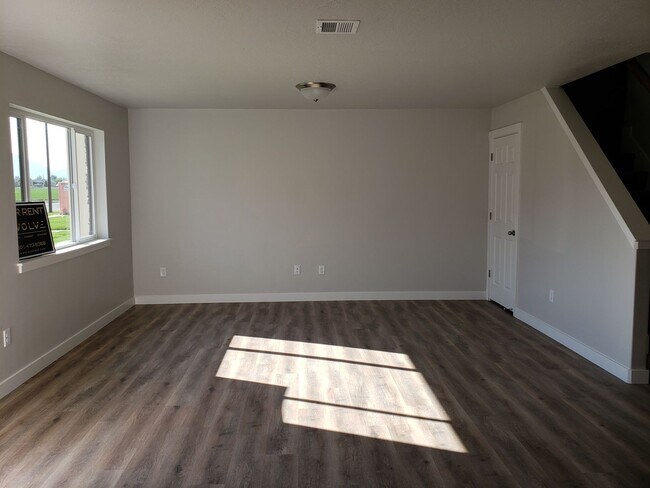 Building Photo - 4 Bed 2.5 Bath in Springville!!