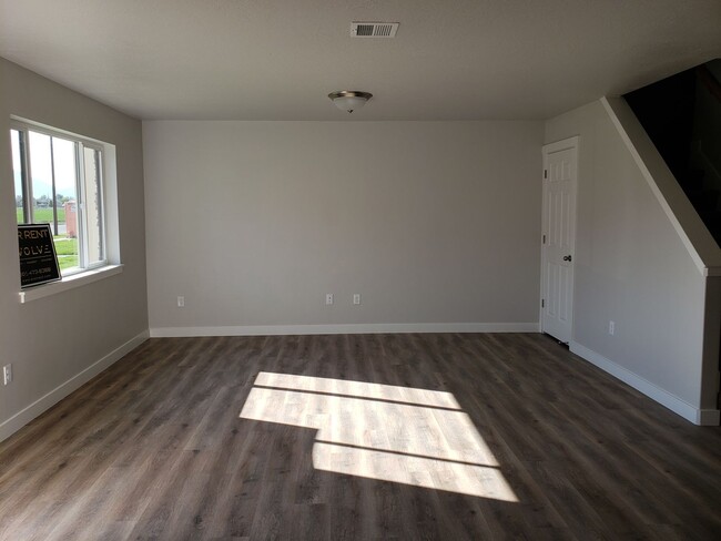 Building Photo - Beautiful Springville Townhome