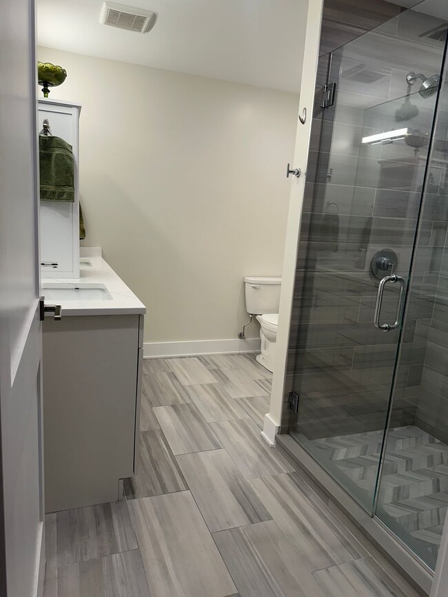 Building Photo - Beautiful 3 Bed 2 Bath Duplex unit in Heart of Lincoln Square