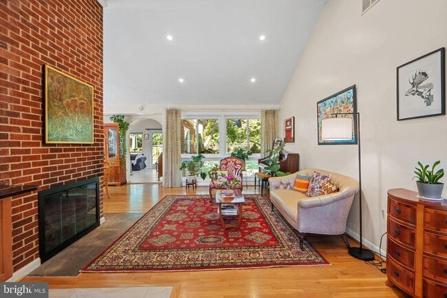 Building Photo - 5929 Avon Dr