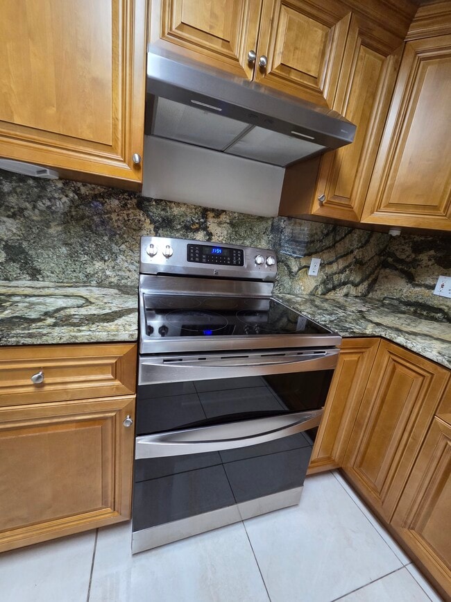 Building Photo - 1008 Macy St