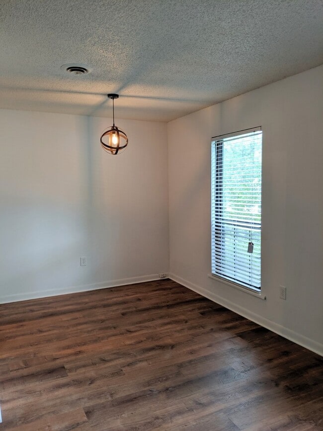 Building Photo - Downstairs Apartment in Black Mountain!