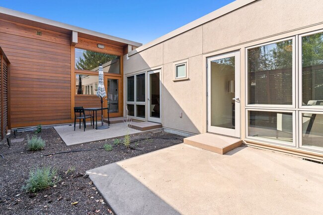 Building Photo - 2225 NW Reserve Camp Ct