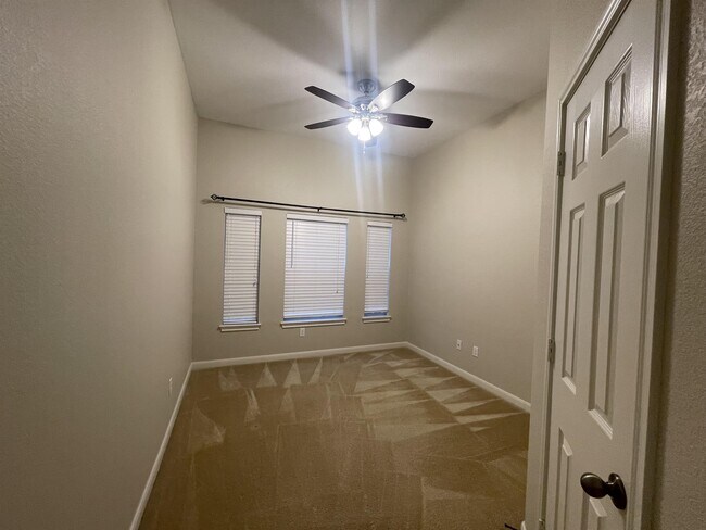 Building Photo - 1371 Stone Rim Loop