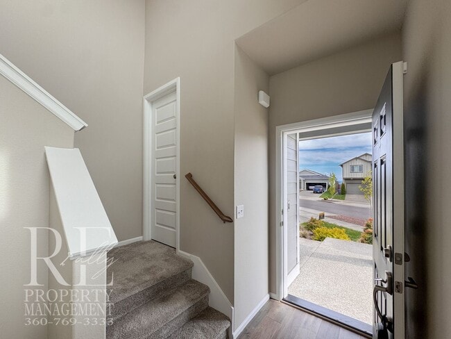 Building Photo - Warm & Inviting 4-Bedroom Home with Vaulted Ceilings, Loft, Fireplace & Fenced Backyard