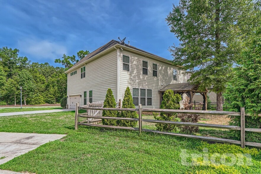 Building Photo - 6013 Hyde Park Drive