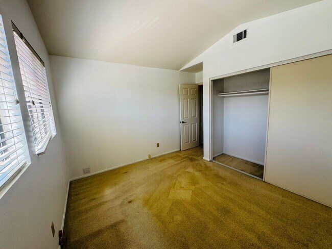 Building Photo - View Mission Oaks 4 Bedroom