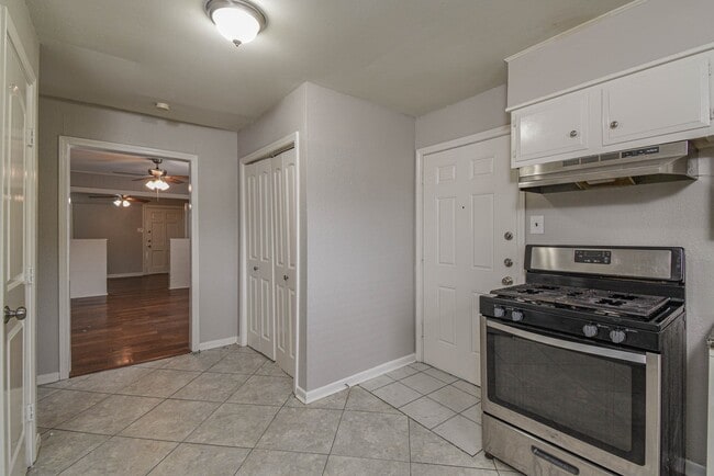 Building Photo - 208 17th Ave N