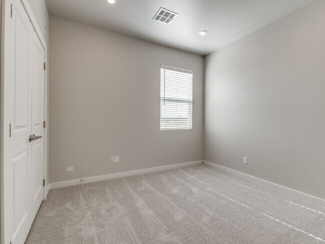 Building Photo - 2523 NW 132nd Pl