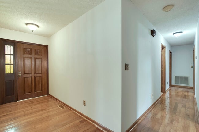 Building Photo - 702 W 6th Ave