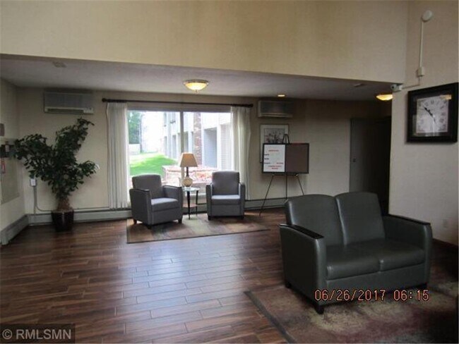 Building Photo - 1601 N Innsbruck Dr