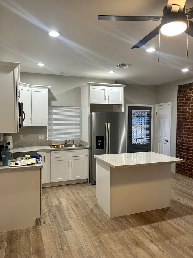 Building Photo - 382 W Quarry St