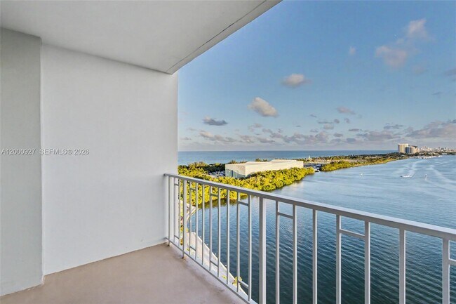Building Photo - 500 Bayview Dr