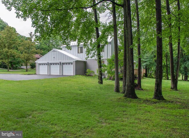 Building Photo - 880 Roscommon Rd