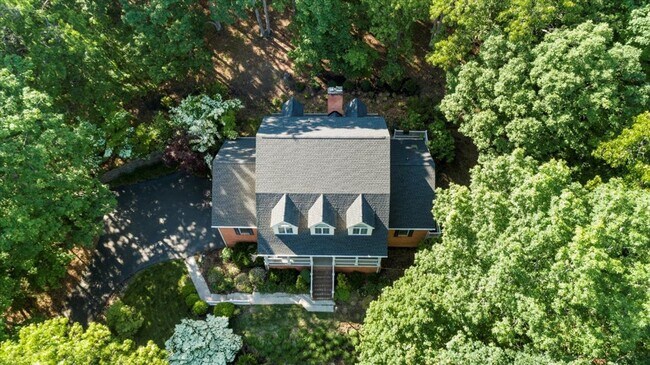 Building Photo - Five Bedroom Home