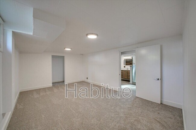 Building Photo - 414 S Pond St