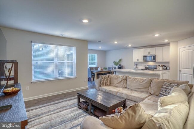 Building Photo - 124 Currant Cir