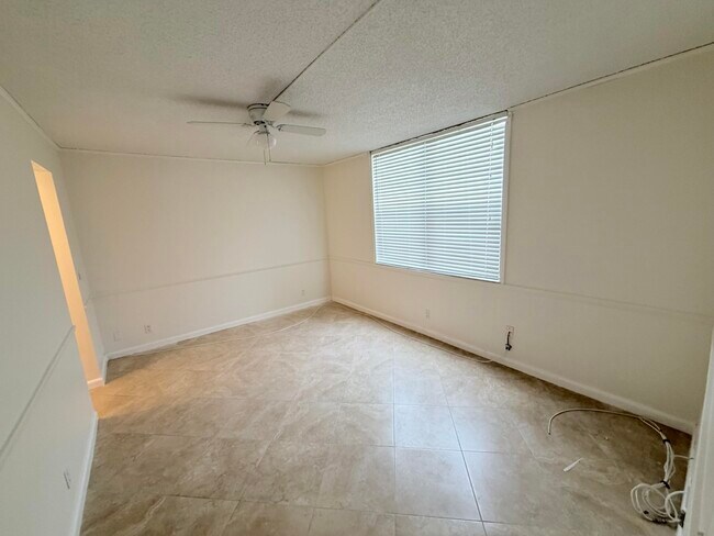 Building Photo - 9230 Lagoon Pl