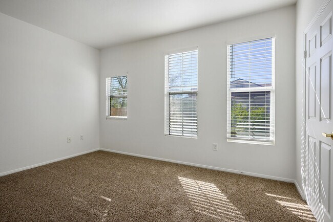 Building Photo - 10550 W Alexander Rd