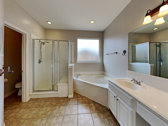 Building Photo - 818 Water Oak Dr
