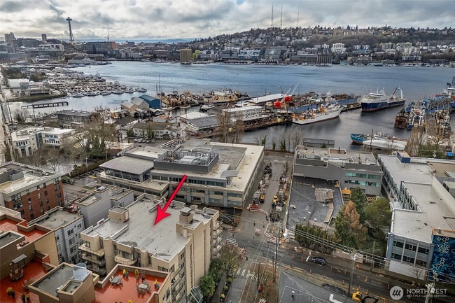 Building Photo - Spacious 2 bedroom 2 bath condo with parki...