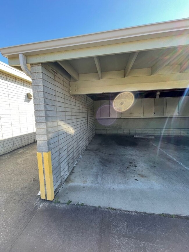 Building Photo - Great location in Camarillo - Las Posas Ga...