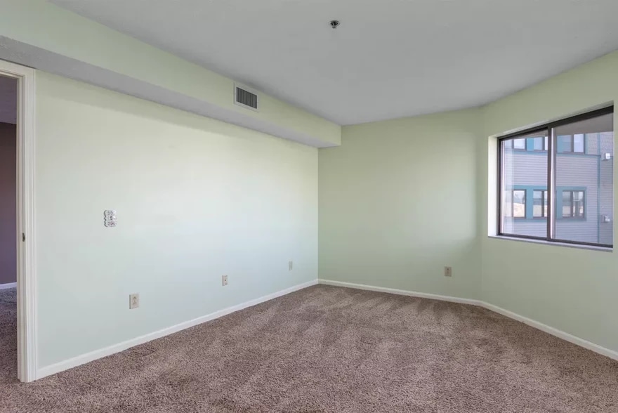 Building Photo - 10 Kellogg Rd