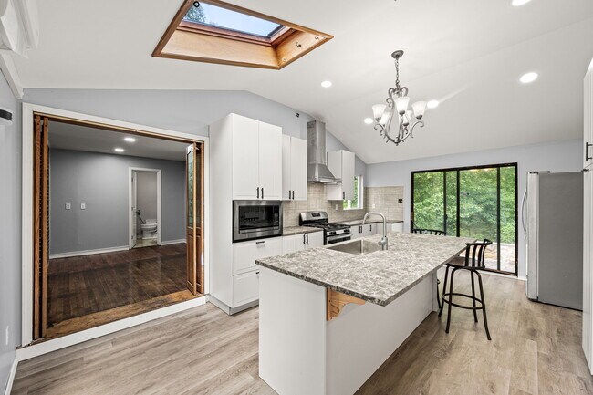 Building Photo - 25 E Pennsbury Way