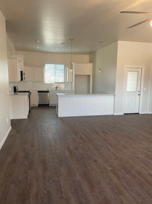 Building Photo - Spacious 4 bed 3 bath home