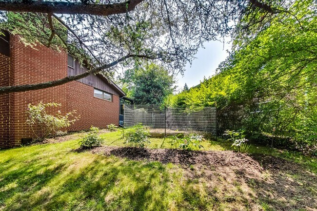 Building Photo - 3 bedroom/2 bath Light Filled Home Located in a Quiet Cul-de-Sac