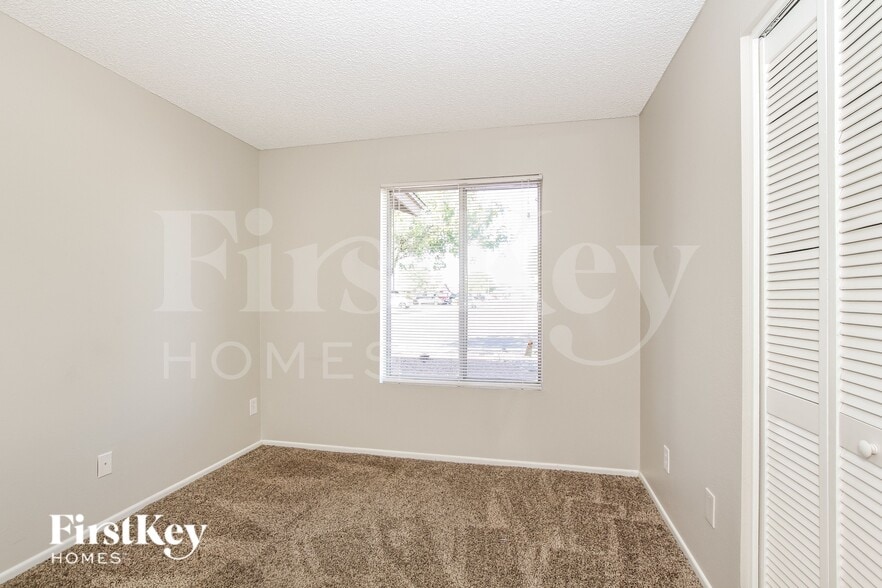 Building Photo - 5031 W Windrose Dr