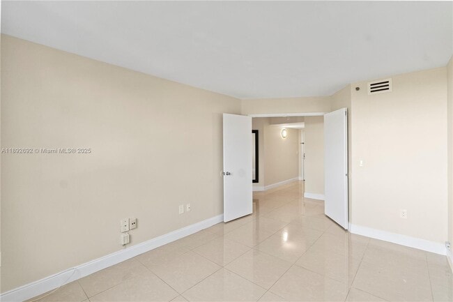 Building Photo - 19655 E Country Club Dr