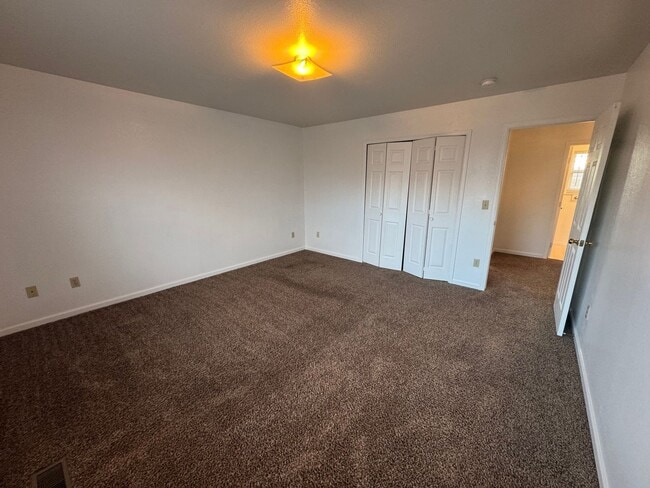 Building Photo - 498-498 W Bellflower Dr