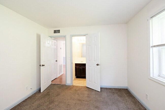 Building Photo - Pet-Friendly 2BR Apartment in Convenient Louisa Location