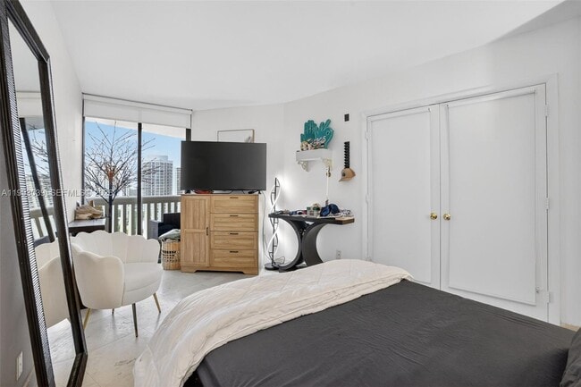 Building Photo - 1000 W Island Blvd