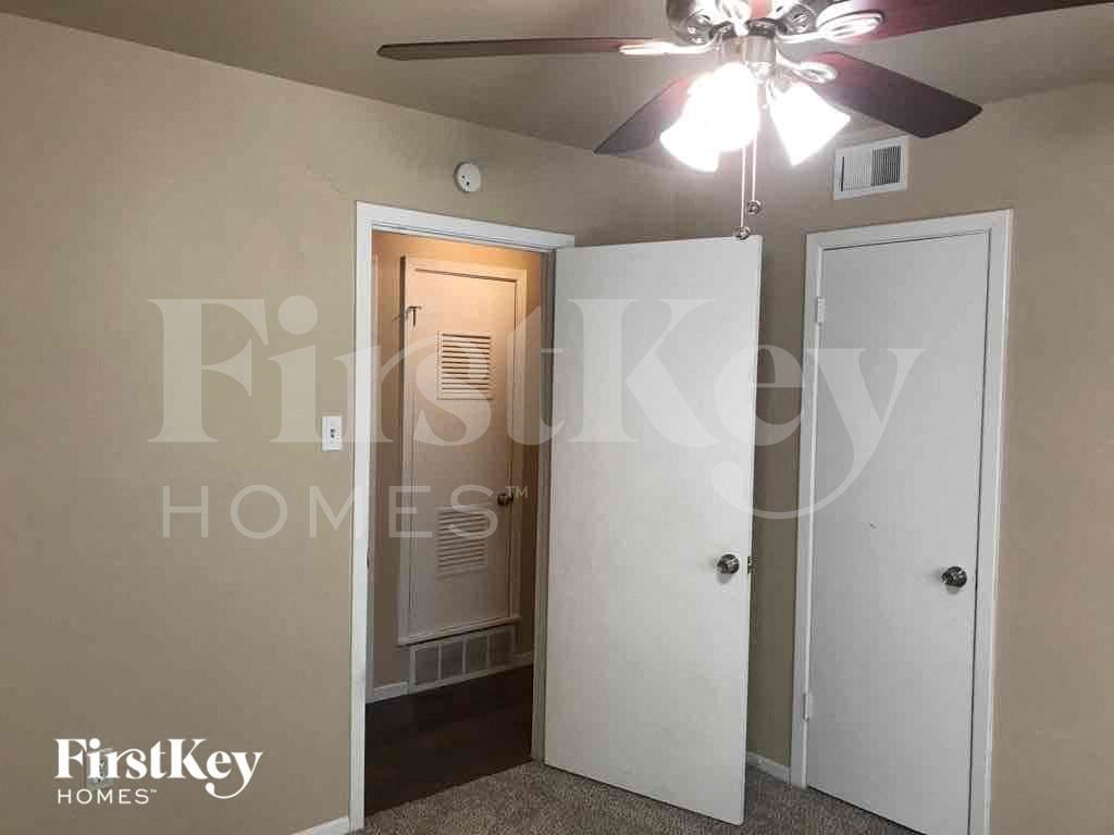 Building Photo - 5605 Odessa Ave