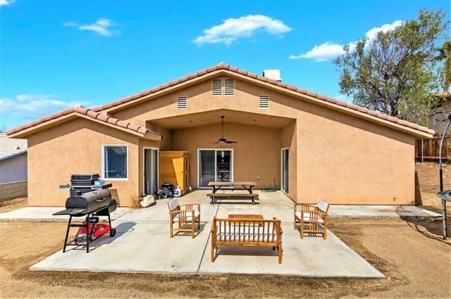 Building Photo - 9830 Valencia Dr