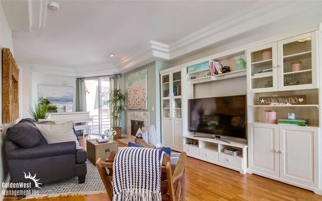 Building Photo - Modern 2Bdm 2.5Ba Town-home with Bonus Roo...