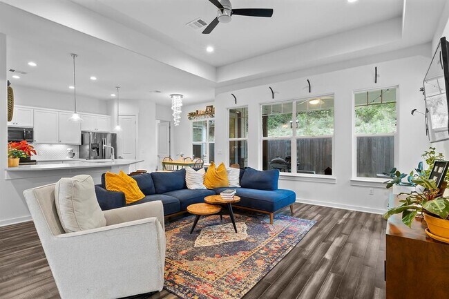 Building Photo - 706 Stow Dr