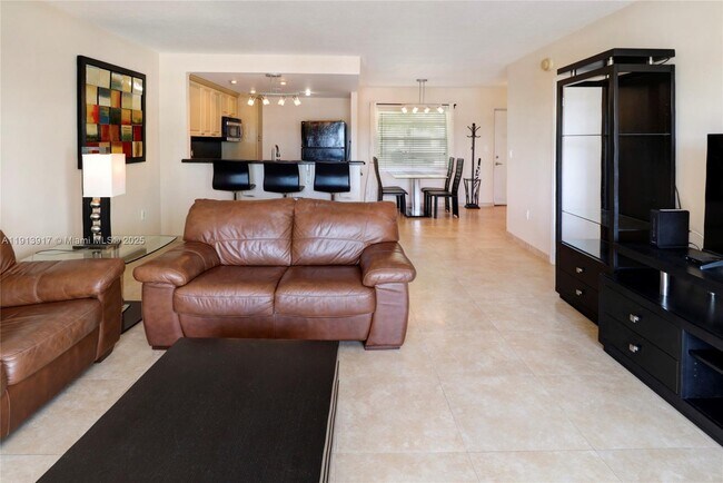 Building Photo - 220 Kings Point Dr