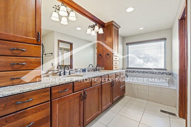 Building Photo - 5 bed/3 bath Main-Level Living with Design...