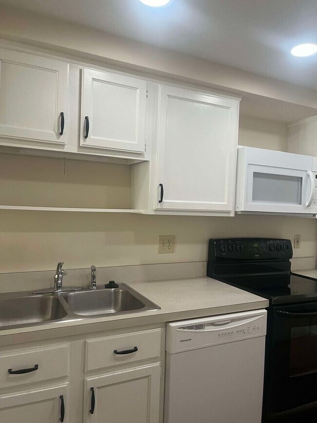 Building Photo - Updated and bright two bedroom condo