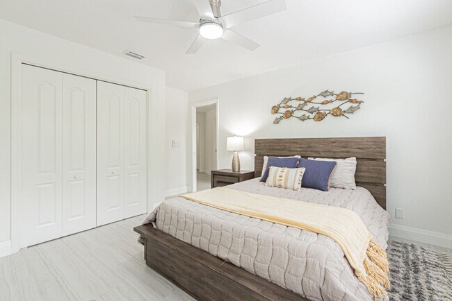 Building Photo - Newly Renovated 3 Bedroom Pool Home in Des...