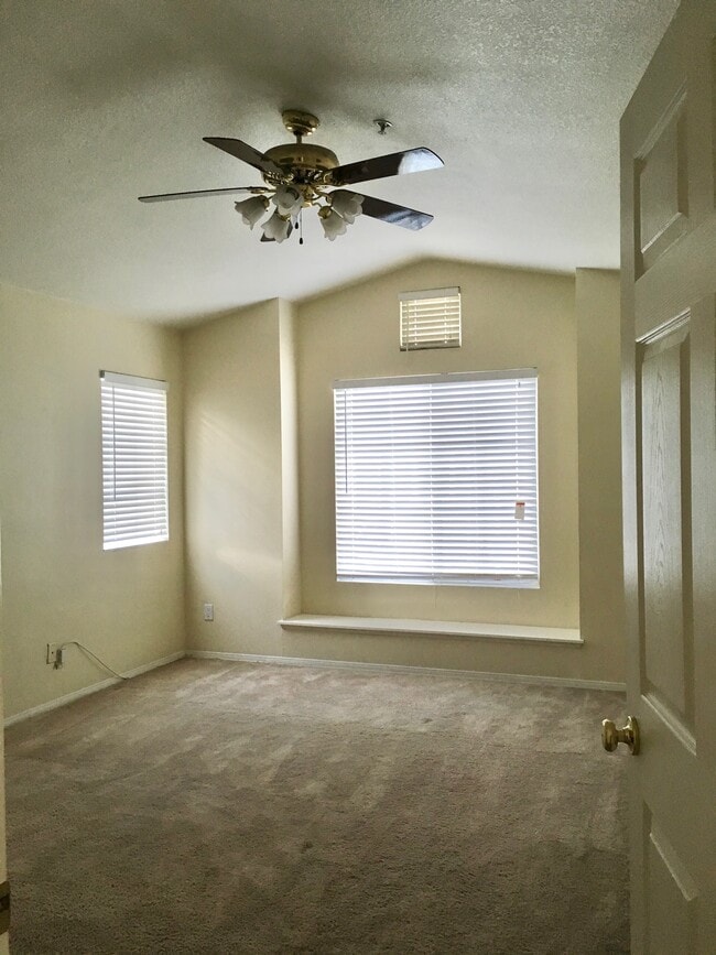 Master bedroom - 460 Middlebury Ct