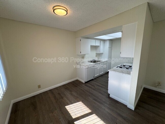 Building Photo - 9421 Cedar St