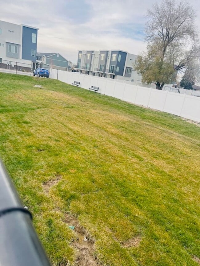 Building Photo - Beautiful new town home built in 2023