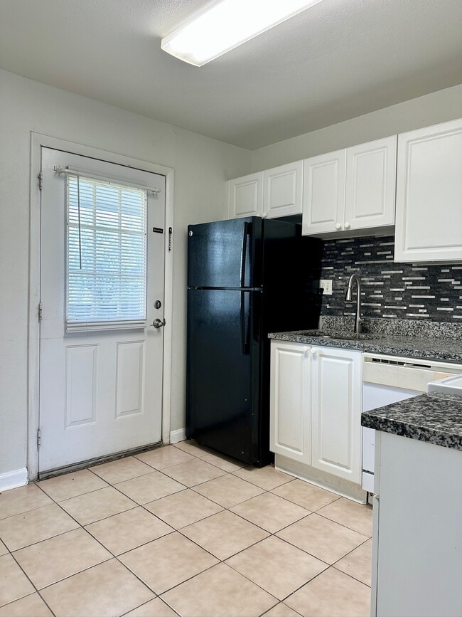 Building Photo - 203 Pine Tulip Ct