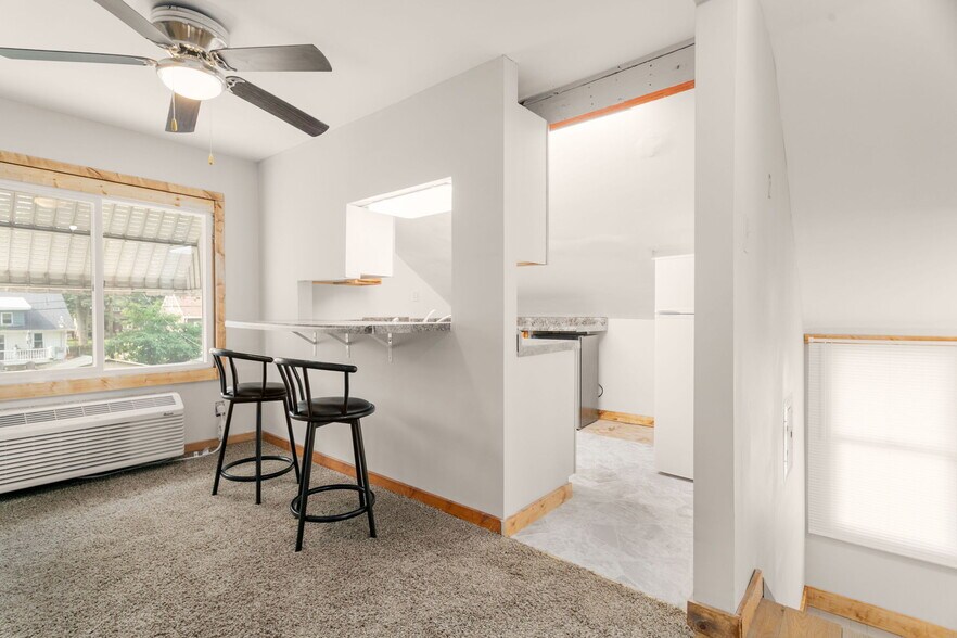 Building Photo - 552 1st Ct