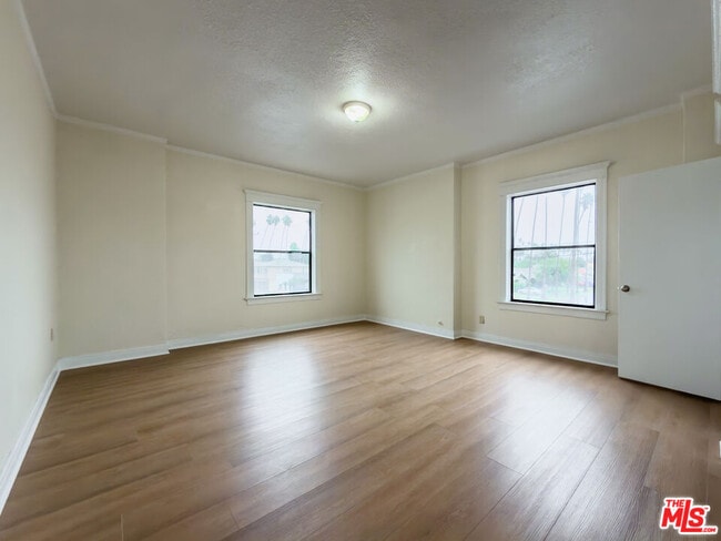 Building Photo - 4367 S Van Ness Ave